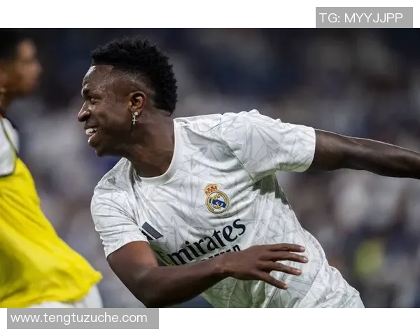 黄头发大个子球星踢足球的辉煌历程与风采揭秘